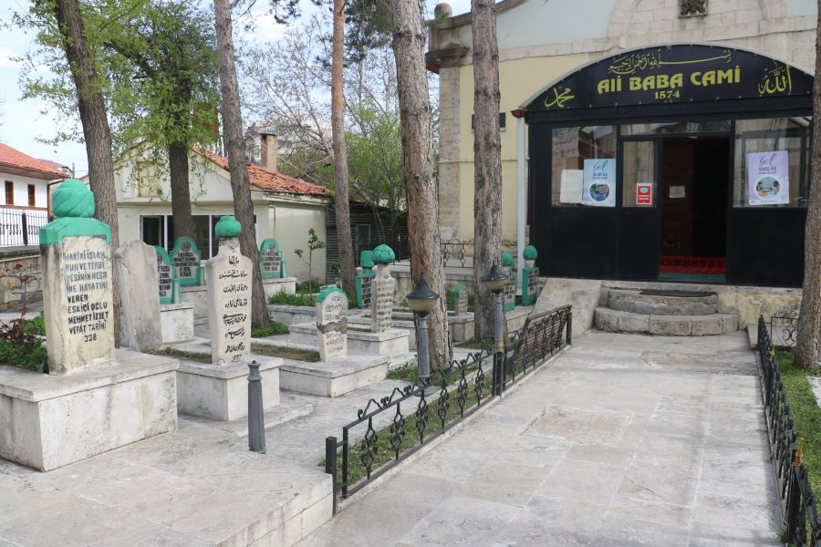  5 asırlık caminin dört bir yanı mezarlık