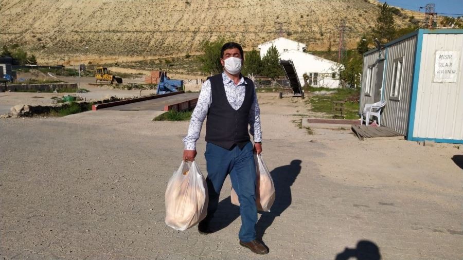 Her gün kapı kapı gezip ekmek dağıttı
