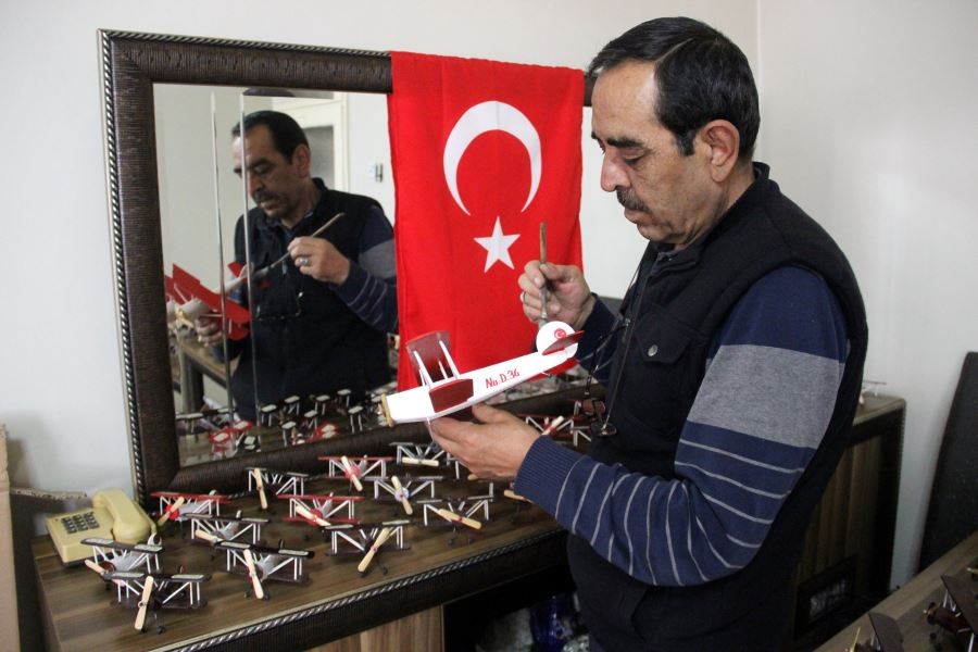 Eve kapandı, yüzlerce uçak yaptı