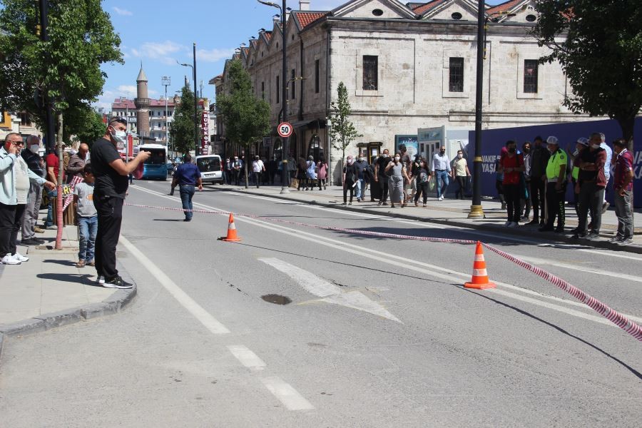 Su borusu patladı, yol çöktü, trafik durdu