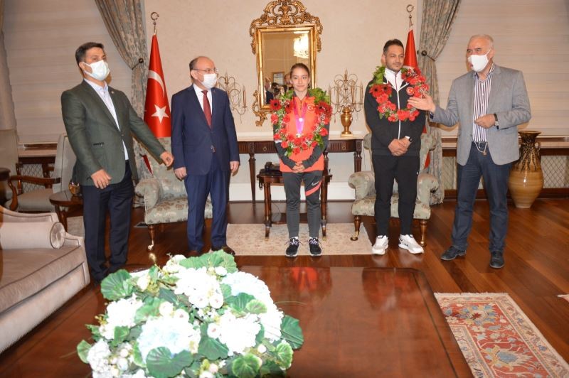 Dünya Şampiyonu Ayşe Begüm coşkuyla karşılandı