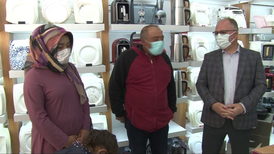 Çeyiz pazarlığına denk gelen başkan, farkı cebinden ödedi