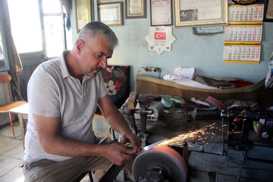 Sivaslı bıçak ustaları kurban mesaisine erken başladı
