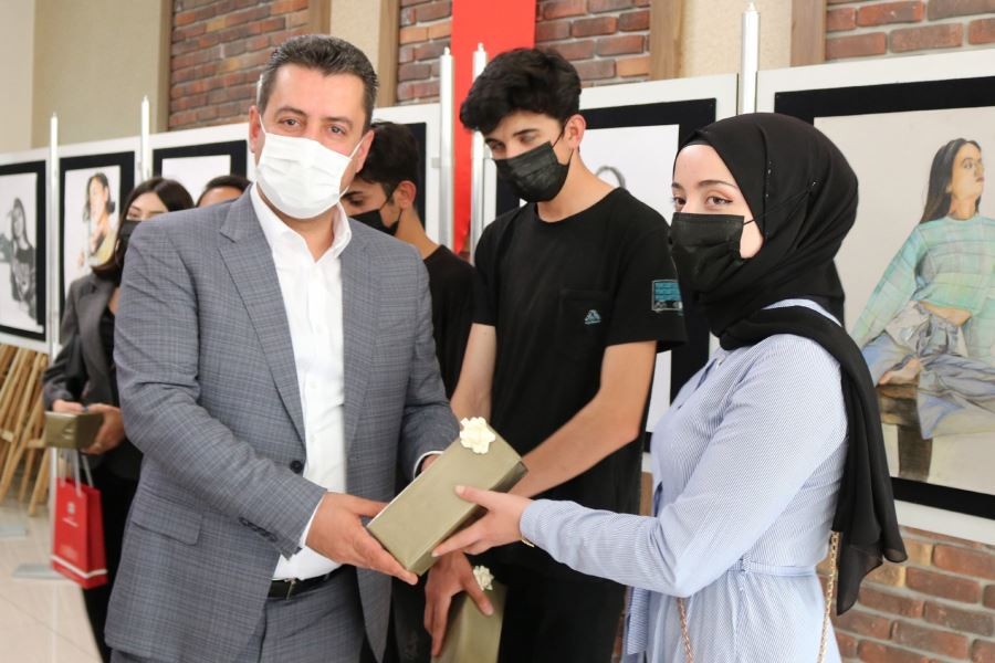 Lise öğrencileri resim sergisi açtı