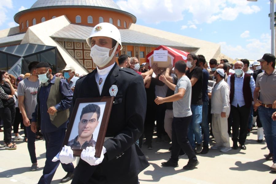 Eşinin öldürdüğü Özel Harekat Polisi toprağa verildi