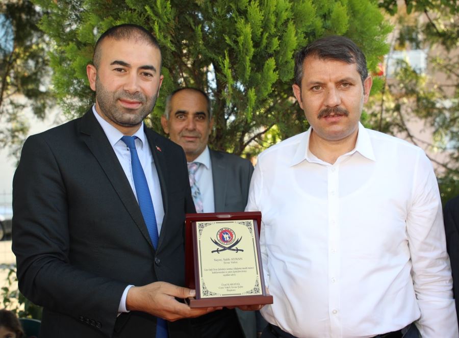 Ayhan’dan Cem Vakfı’na ziyaret