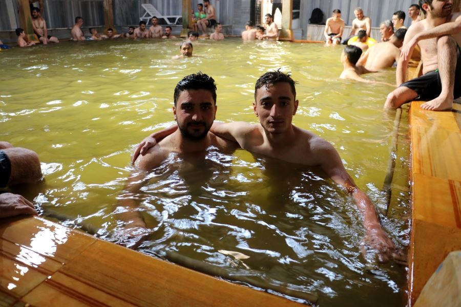 Kavurucu sıcaktan bunalanlar oraya akın etti