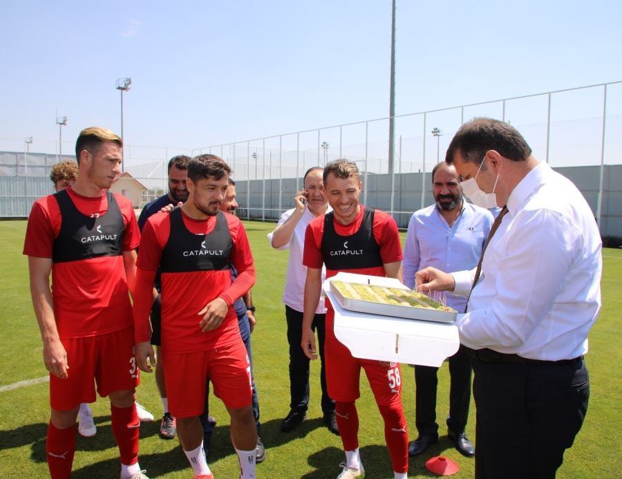 Sivas Valisi’nden, Sivasspor’a UEFA maçı öncesi baklava dopingi