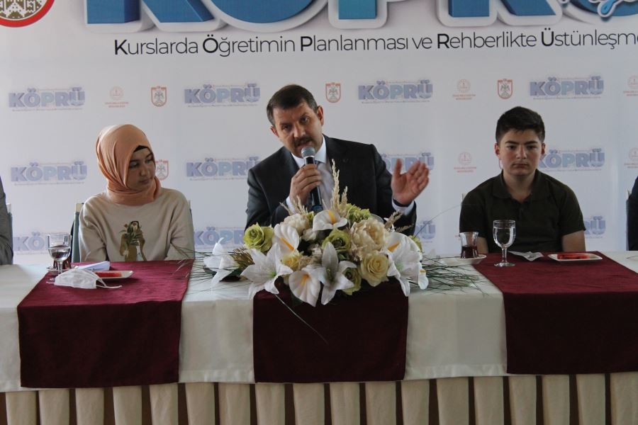 LGS’de başarılı olan 137 öğrenci tek tek ödüllendirildi