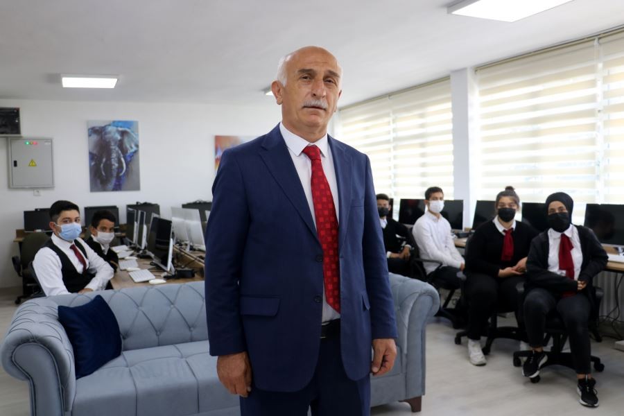 Bu otel diğerlerinden farklı, her kademesinde öğrenci var