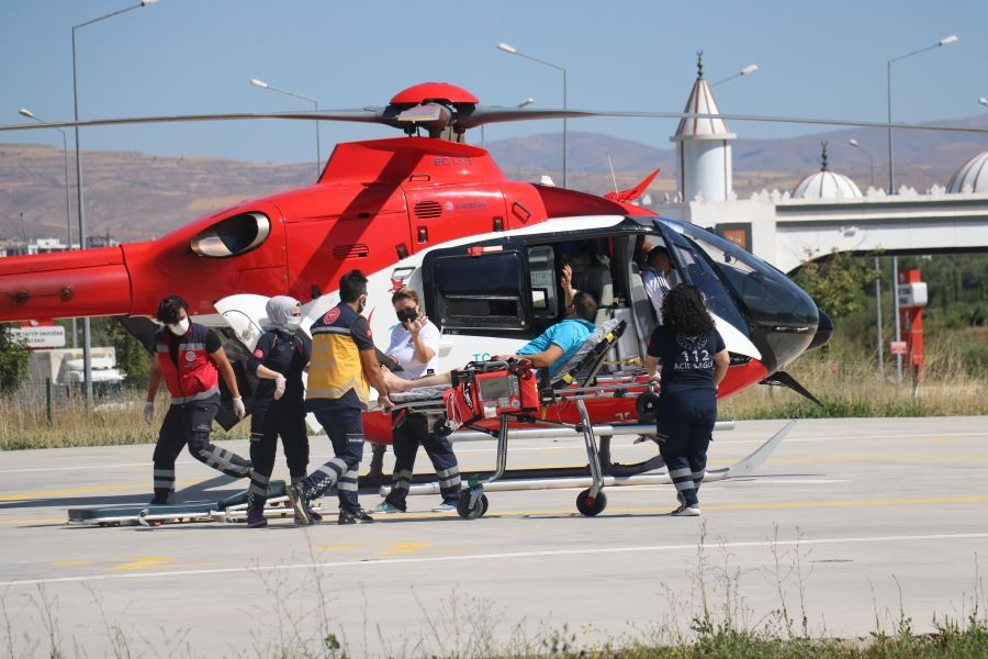 Ambulans helikopterle hastaneye yetiştirildi