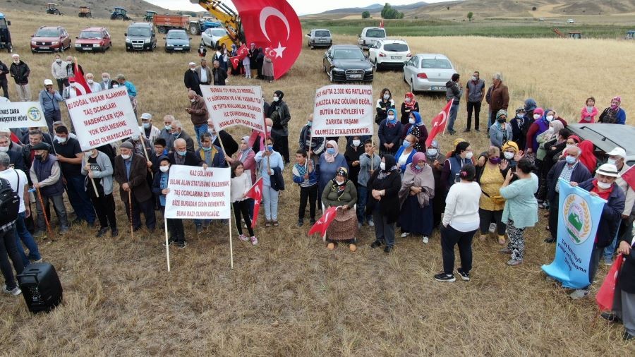 Sivas’ta çiftçiler traktörlerini Kaz Gölü