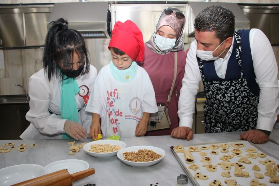Savaşçı, özel eğitim öğrencileriyle birlikte pasta yaptı