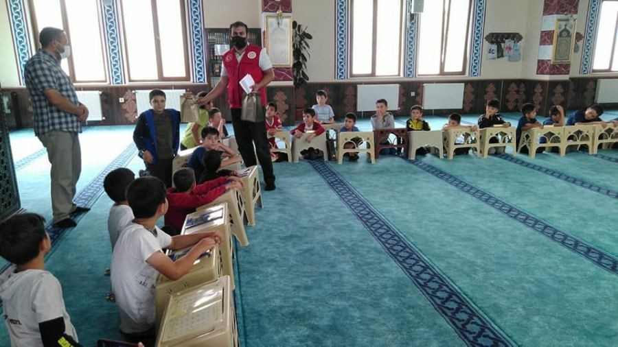 Kur’an kursu öğrencileri eğlenerek öğreniyor