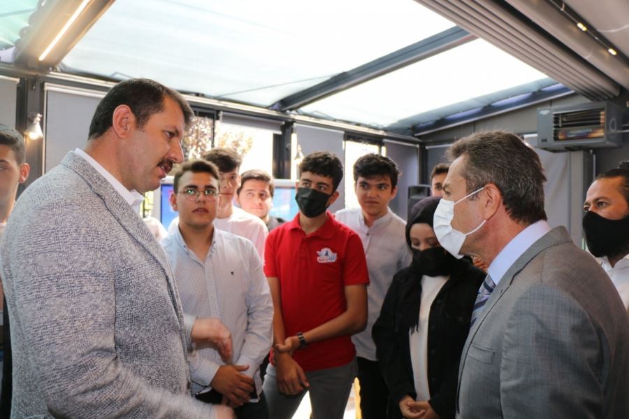 Vali Ayhan, TEKNOFEST’e katılacak öğrencilerle buluştu