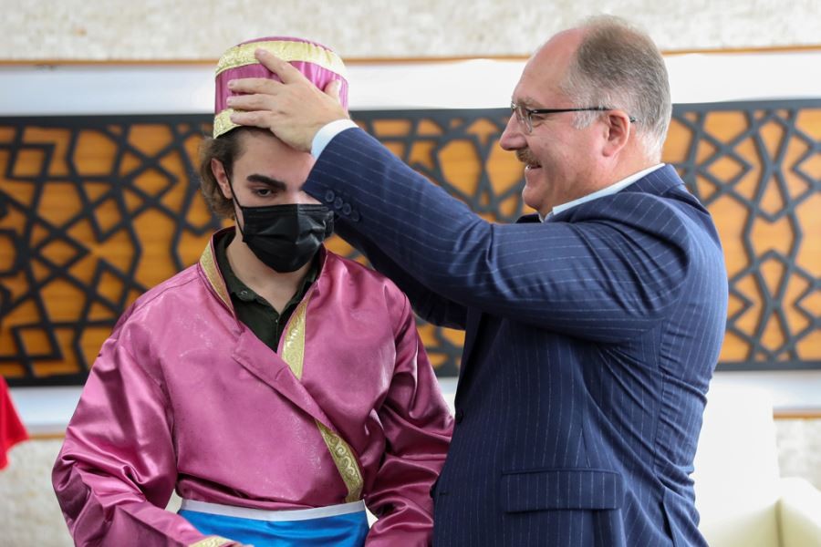  BAŞKAN BİLGİN YILIN KALFASINA CÜBBESİNİ GİYDİRDİ…