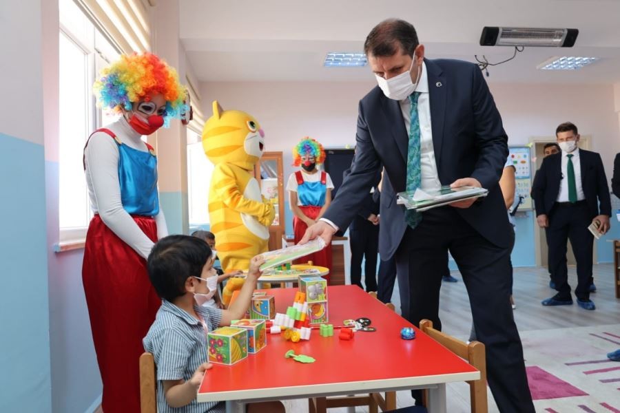 Vali minik öğrencilerin heyecanına ortak oldu