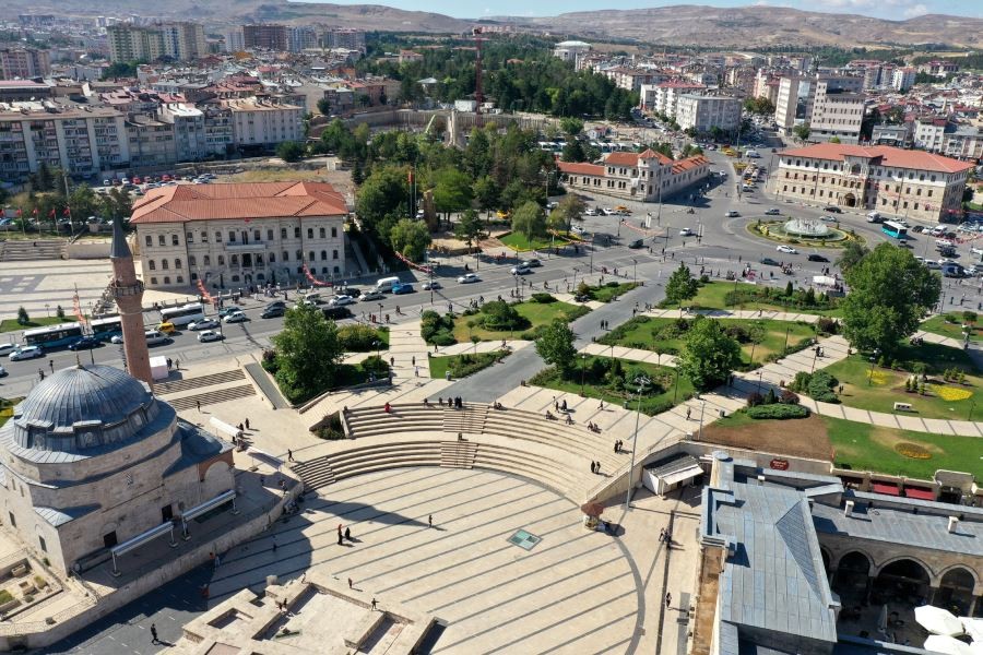 Bir meydan, 3 medeniyet, 8 eser, açık hava müzesi gibi