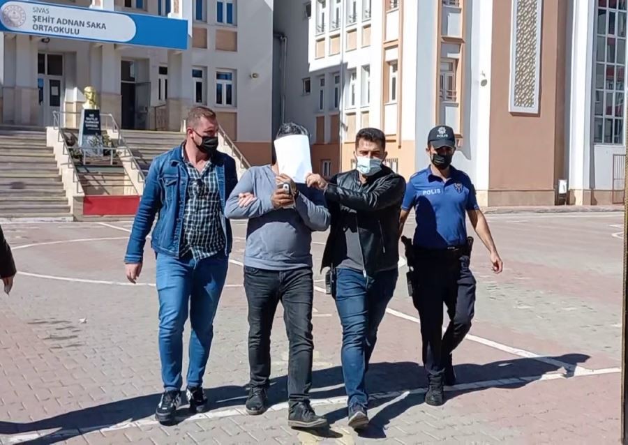 Aracını okul bahçesine park edince kendisini uyaran okul müdürünü darp etti