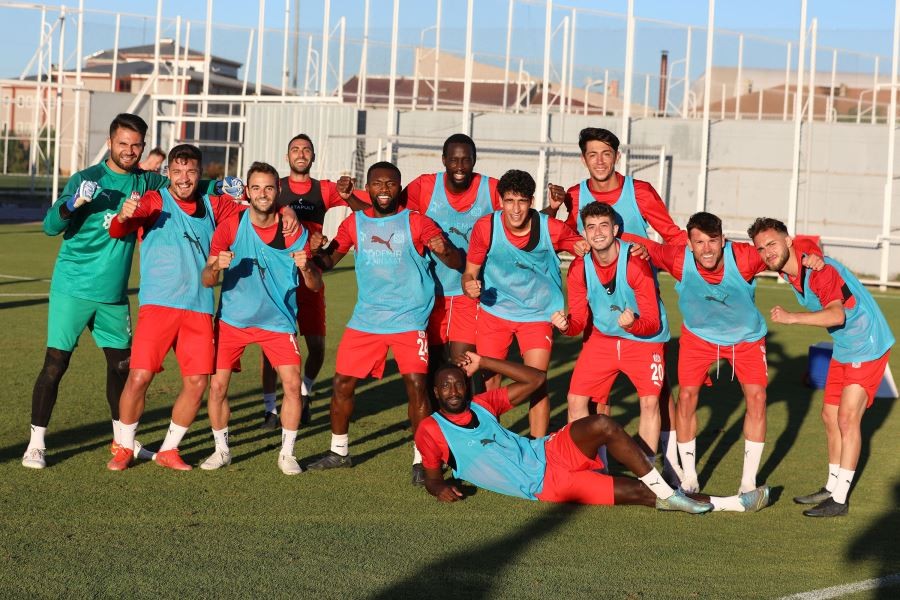  Sivasspor, Fenerbahçe maçı hazırlıklarına çift idmanla devam etti 