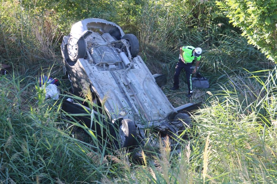Yoldan çıkan araç şarampole uçtu: 2
