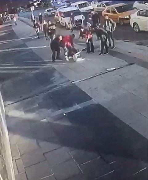  Barışmayan eski eşini sokak ortasında 10 yerinden bıçakladı