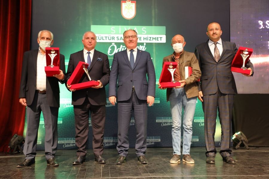 Kültür sanat ve hizmet ödülleri sahipleri buldu