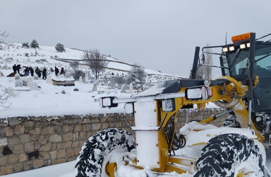 Sivas’ta kar fırtınası, cenazelerini böyle defnettiler