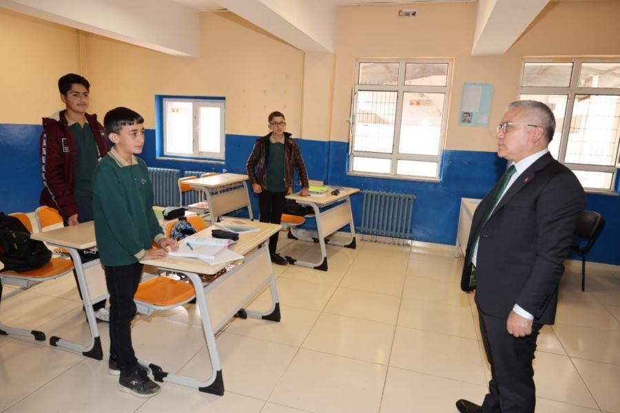 Öğrencilerle  bir araya geldi