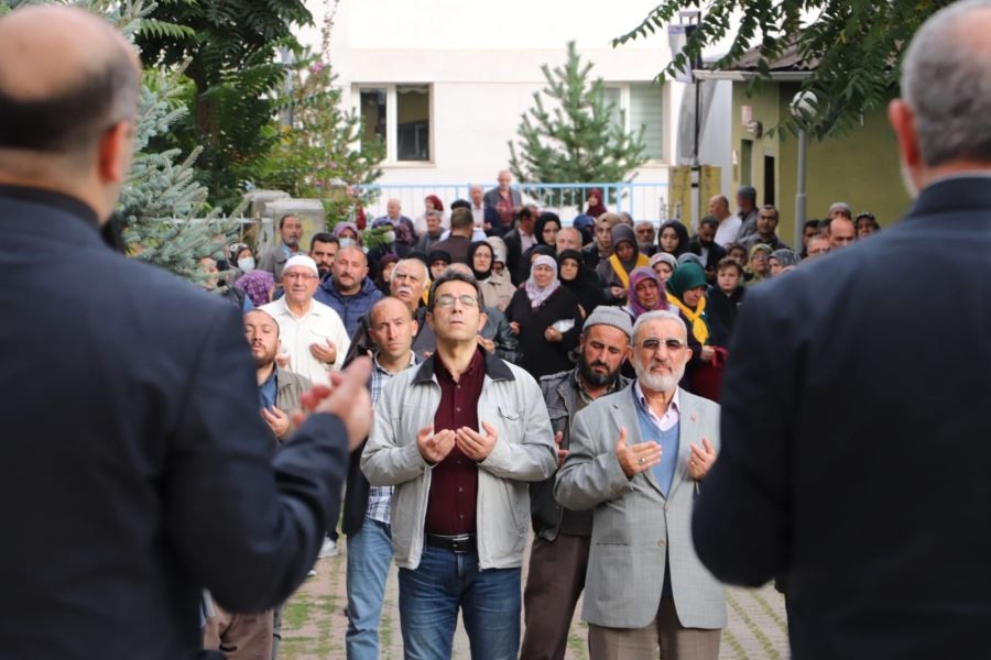 Umreciler dualarla uğurlandı