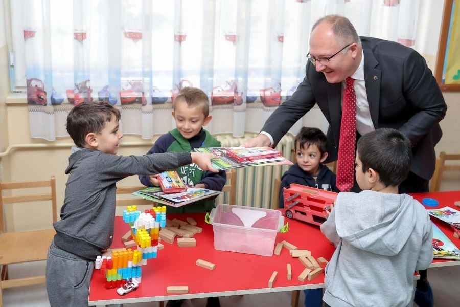 Başkan Bilgin’den öğrencilere kitap hediyesi
