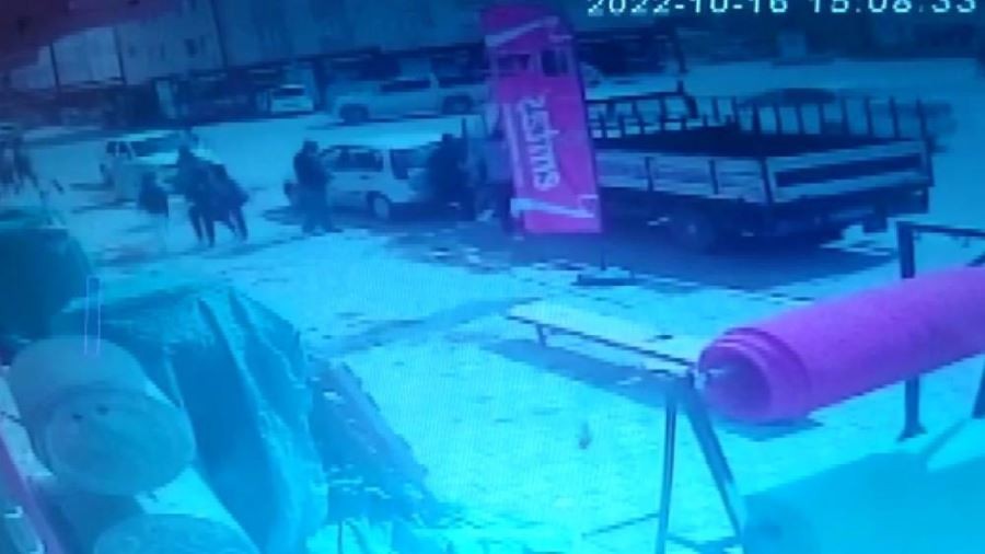 Kayan kamyonu eliyle durdurmak istedi, sıkıştığı yerden esnafın yardımıyla çıkartıldı