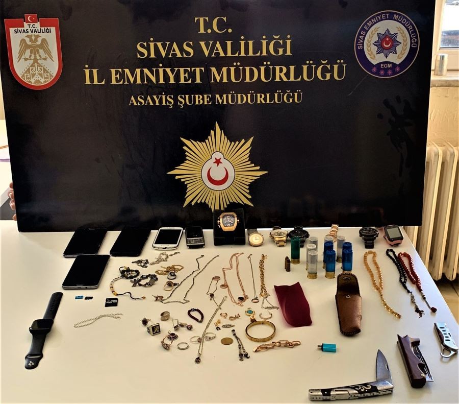 Plastik aparatla kilitleri açıp evleri soydular