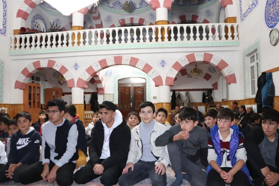 Gençler camide buluştu