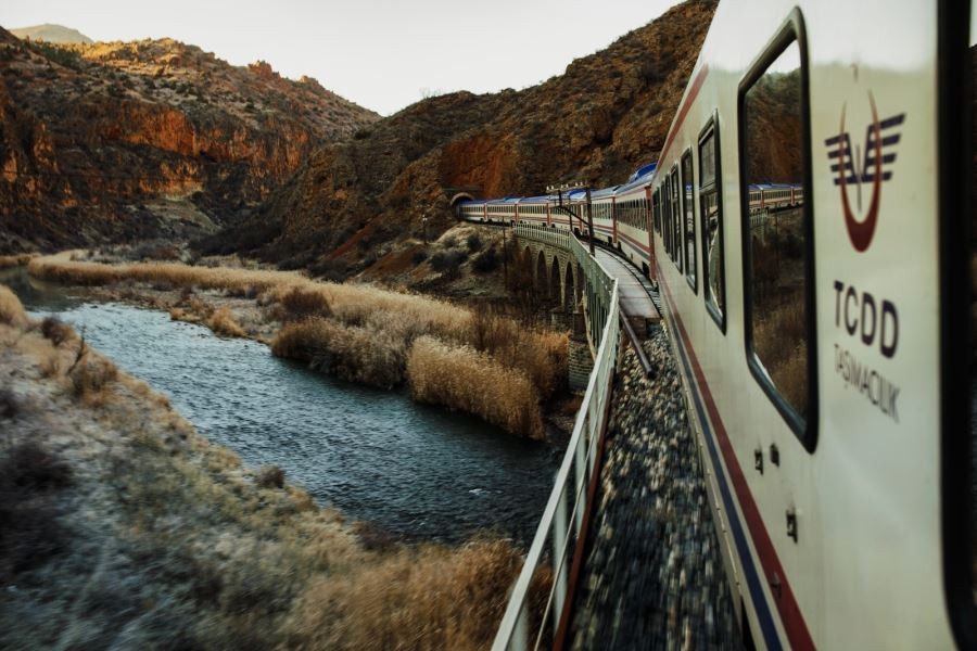 Turistik Doğu Ekspresi yolcuları trenle gidip uçakla dönüyor