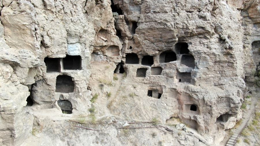 Taş devrinden kalan mağara apartman samanlık oldu