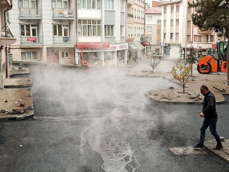 Soğukta dökülen asfalt caddeyi saunaya dönüştürdü