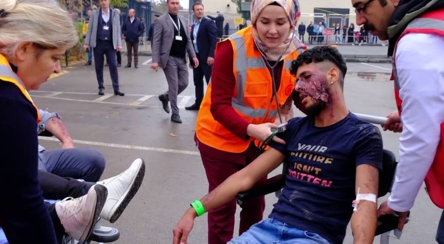 Tatbikat gerçeğini aratmadı, yaralılara yapılan makyaj dikkat çekti
