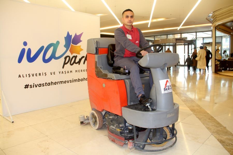 AVM çalışanı bulduğu içi para dolu cüzdanı sahibine ulaştırdı