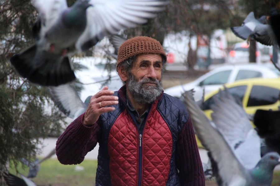 8 asırlık camide 17 yıldır kuşlara babalık yapıyor