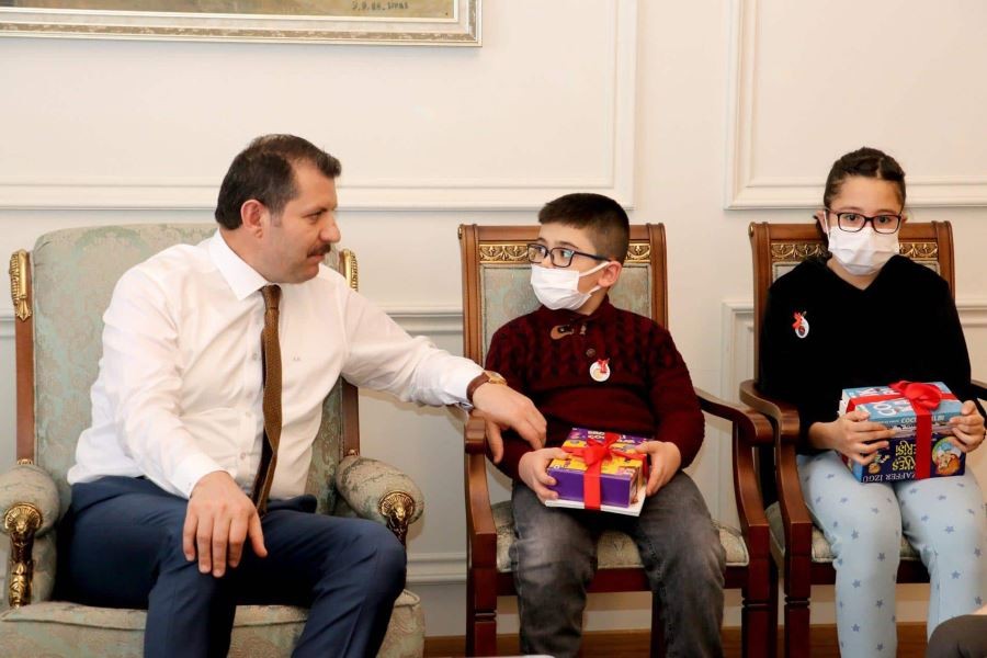 Vali Ayhan’dan kitap kurtlarına hediye