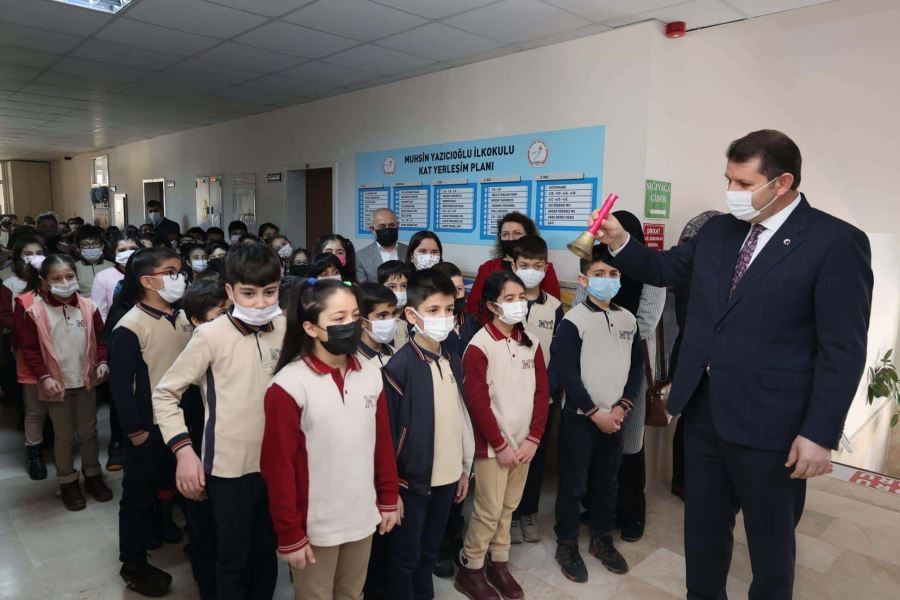  Vali Ayhan öğrencilerin heyecanına ortak oldu