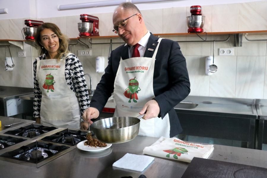 Protokol bu kez yemek pişirmek için kolları sıvadı