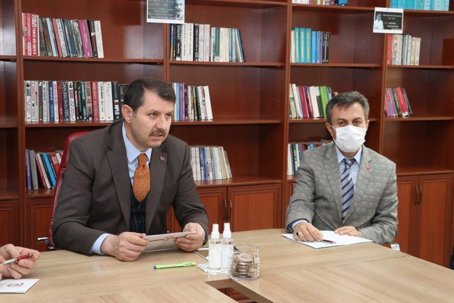  Vali Ayhan’dan öğrencilere kitap hediyesi