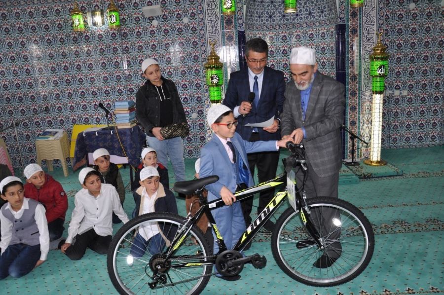 Başarılı Kur’an-i Kerim talebeleri ödüllendirildi