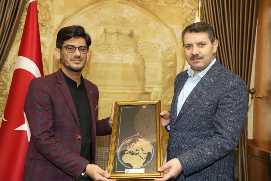 Vekil imam Ezanı Güzel Okuma Yarışmasında dünya birincisi oldu