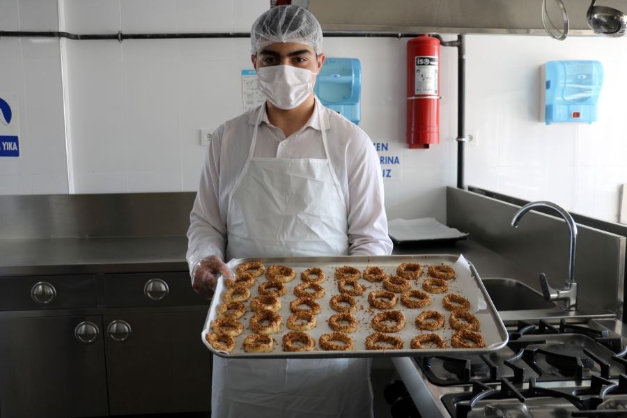Öğrenciler hünerli elleriyle kandil simidi yapıp vatandaşlara ikram etti