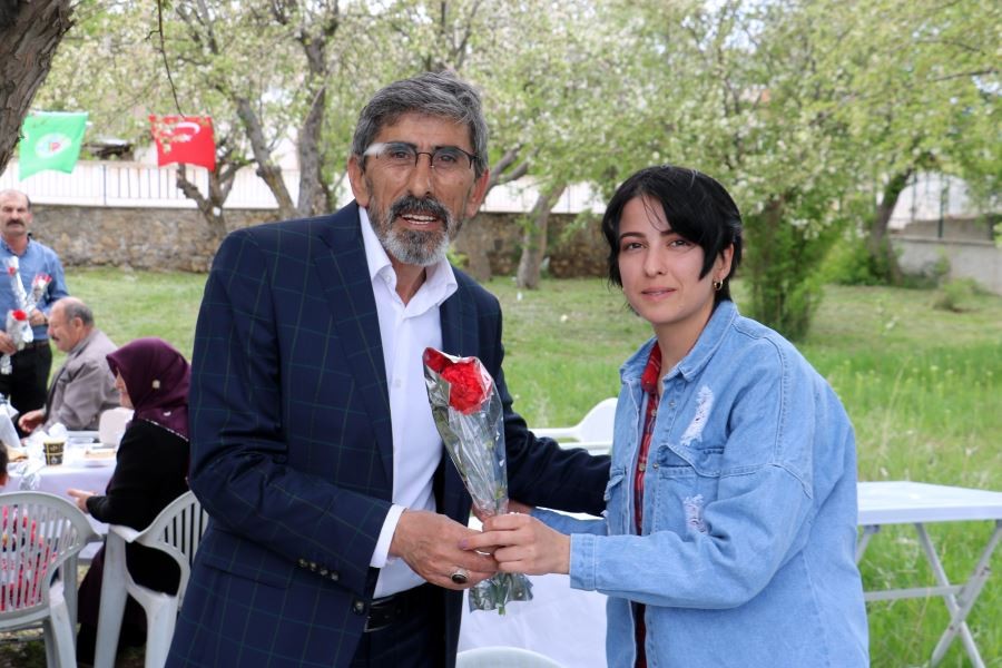  Çiftçiler günü halaylarla kutlandı
