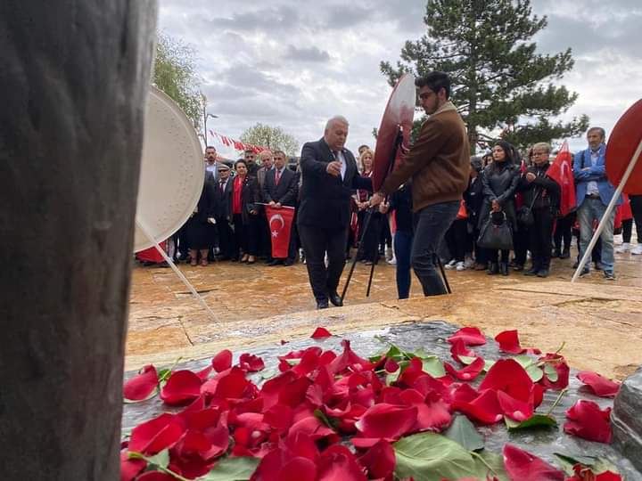 CHP Anıta çelenk sundu