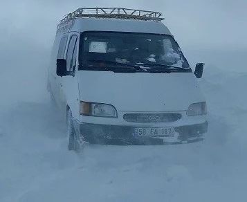 Mayıs ayında yağan kar ve tipi mahsur bıraktı